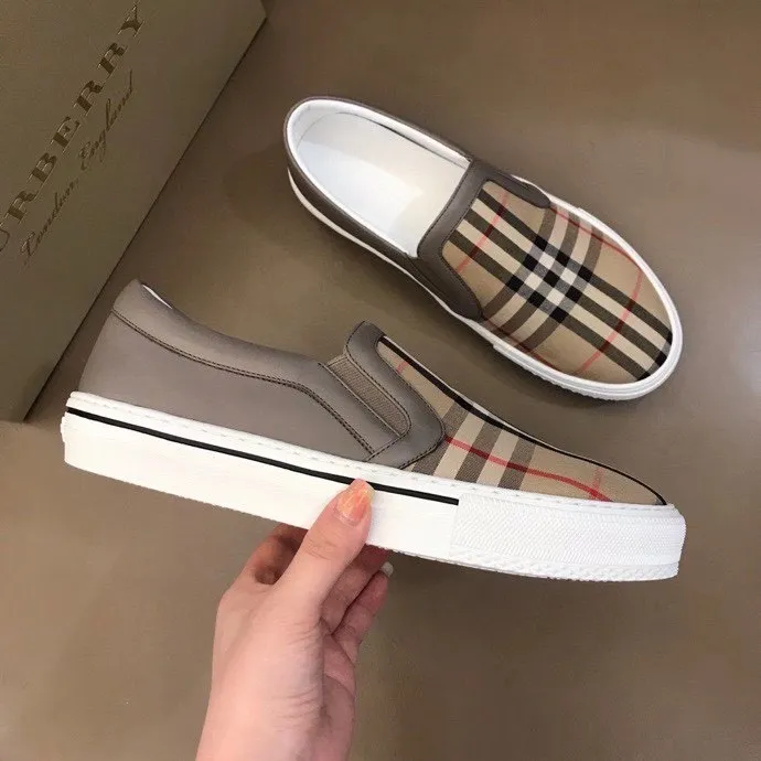 ◾️▫️B’s new spring and summer product, men’s classic low-top sneakers, are reinterpreted with Vintage retro plaid cotton and suede materials, and are decorated with a new brand logo. First-layer cowhide lining, embossed Burberry logo on the heel, and original TPU outsole!  P340 Yuan Size: 38-45
